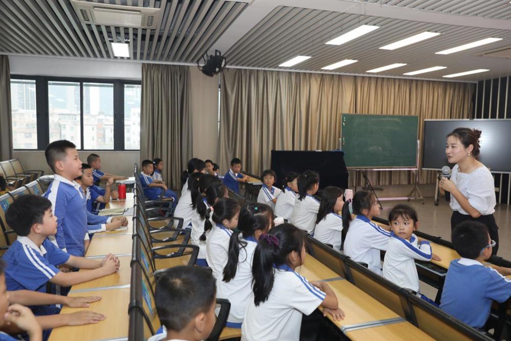 F:\叶伟仪\南科大一小\20241105 好色tv
护理医好色tv
入校课程——用爱守护小天使\7D8A8210.JPG