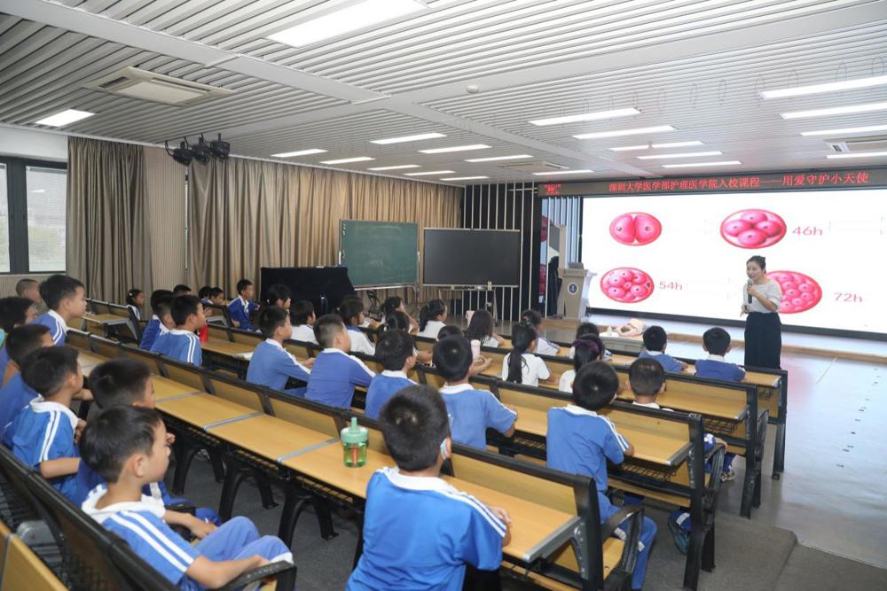 F:\叶伟仪\南科大一小\20241105 好色tv
护理医好色tv
入校课程——用爱守护小天使\7D8A8213.JPG