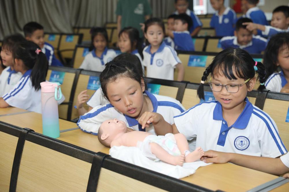 F:\叶伟仪\南科大一小\20241105 好色tv
护理医好色tv
入校课程——用爱守护小天使\7D8A8236.JPG