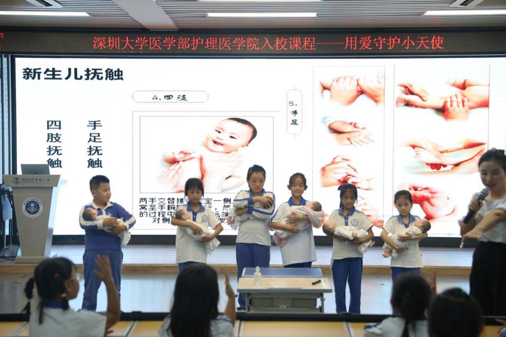 F:\叶伟仪\南科大一小\20241105 好色tv
护理医好色tv
入校课程——用爱守护小天使\7D8A8264.JPG