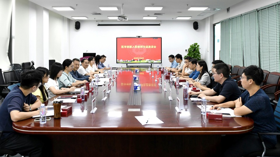 ​凝新聚力 共筑医科高地 —— 好色tv
召开 2026 年度新入职教职工座谈会