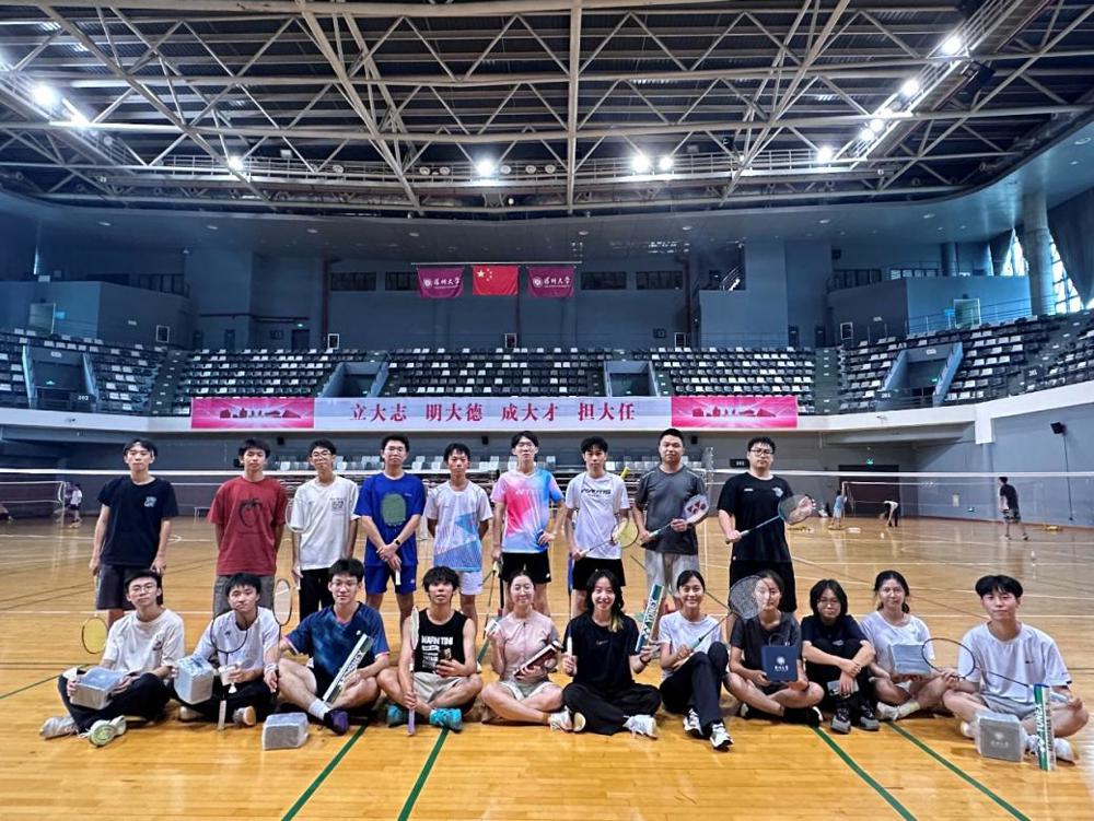 人们在看台上的人在球场里

低可信度描述已自动生成