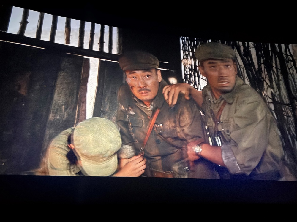 图片包含 人, 男人, 长凳, 女人
描述已自动生成